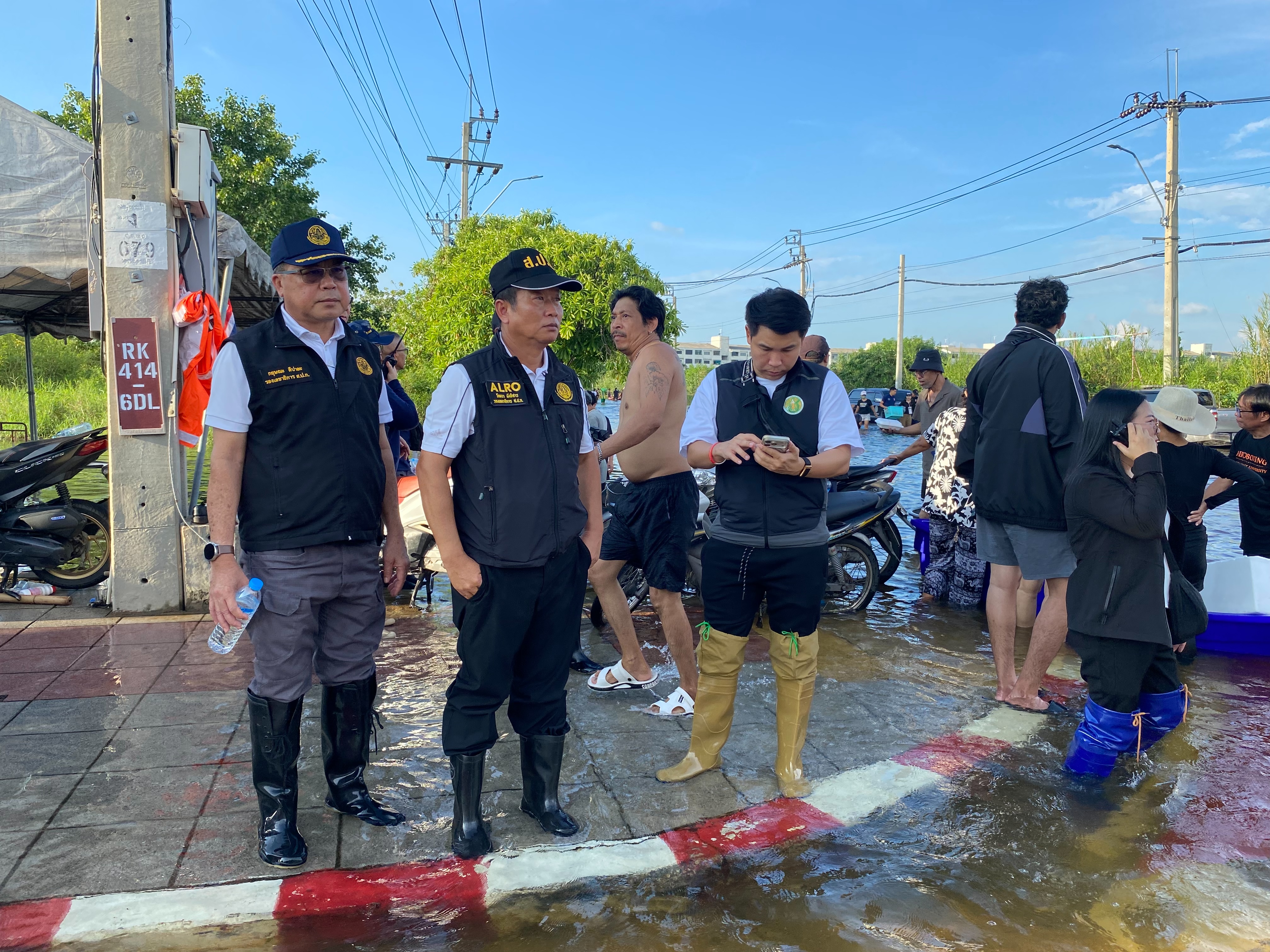 title - ส.ป.ก. ร่วมลงพื้นที่ปฏิบัติการด่วน ติดตามคณะ รัฐมนตรีช่วยว่าการกระทรวงเกษตรและสหกรณ์ ลงพื้นที่นำความช่วยเหลือเข้าสู่ผู้ประสบภัย